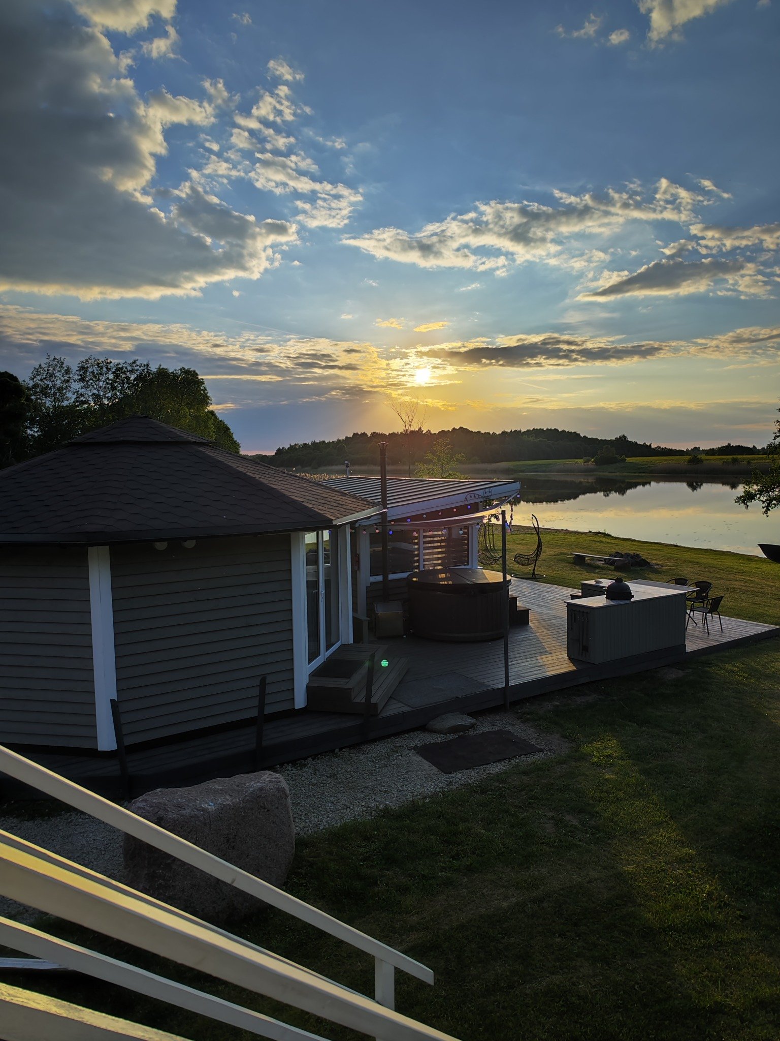 Lake House terasa ir ežero panorama saulėlydžio metu