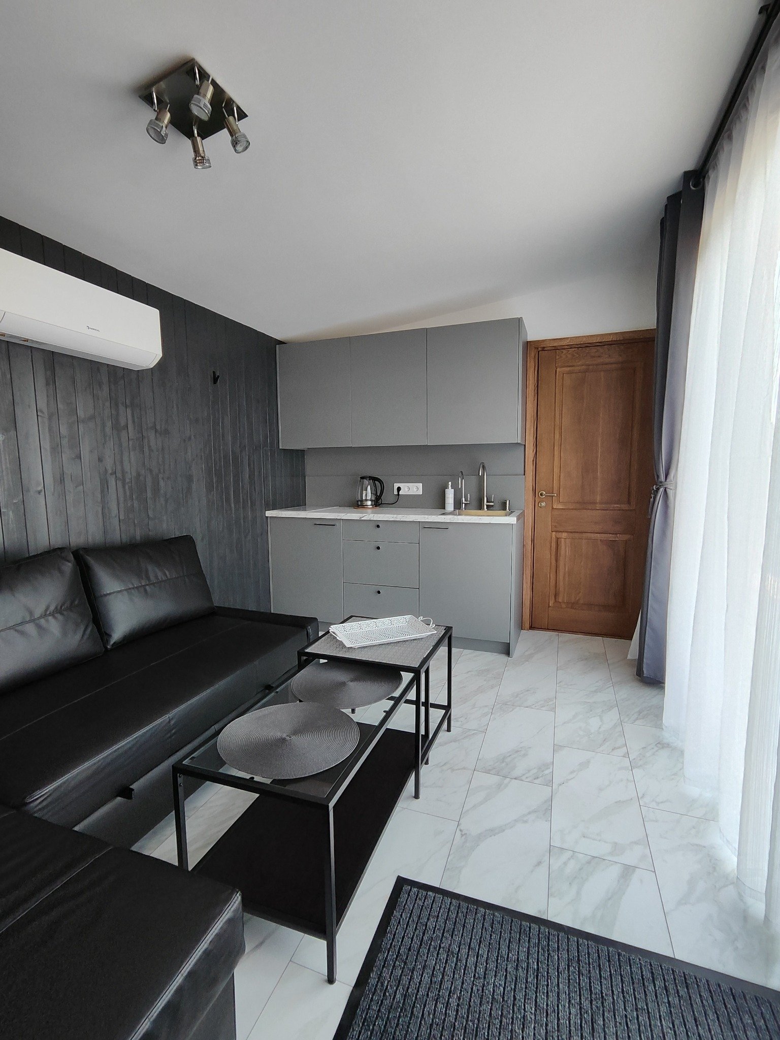 Lake House komforto namelio virtuvė ir svetainė